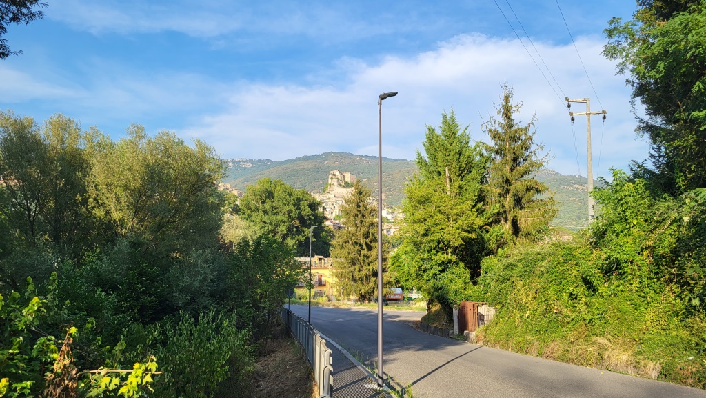 wir verlassen das Kloster und blicken nach Subiaco mit der Rocca dei Borgia