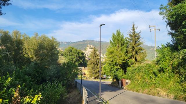 wir verlassen das Kloster und blicken nach Subiaco mit der Rocca dei Borgia