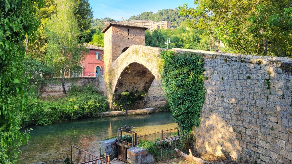 bei der 1358 errichteten mittelalterlichen Einbogenbrücke Ponte di San Francesco