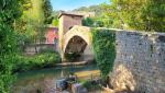 bei der 1358 errichteten mittelalterlichen Einbogenbrücke Ponte di San Francesco