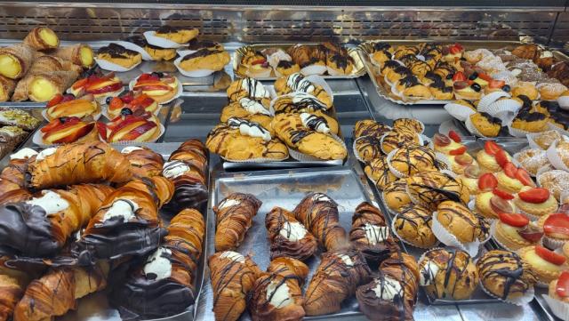 eine riesige Auswahl an Brioche. Wir geniessen das Frühstück