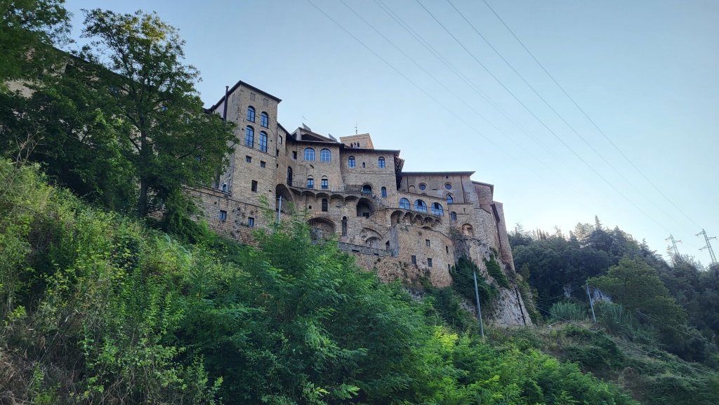hoch oben das Kloster der Santa Scolastica