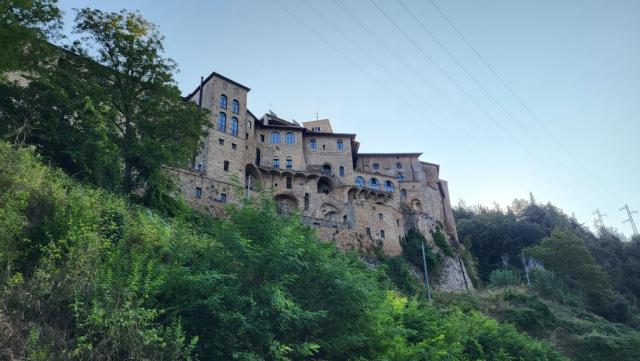 hoch oben das Kloster der Santa Scolastica
