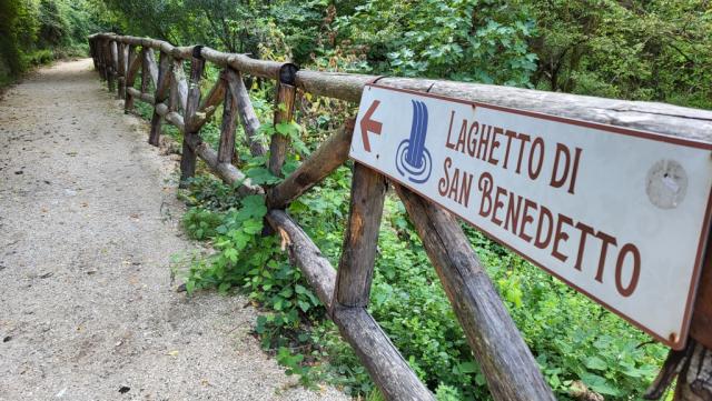 ...das zum Laghetto di San Benedetto führt und auch entsprechend beschildert ist