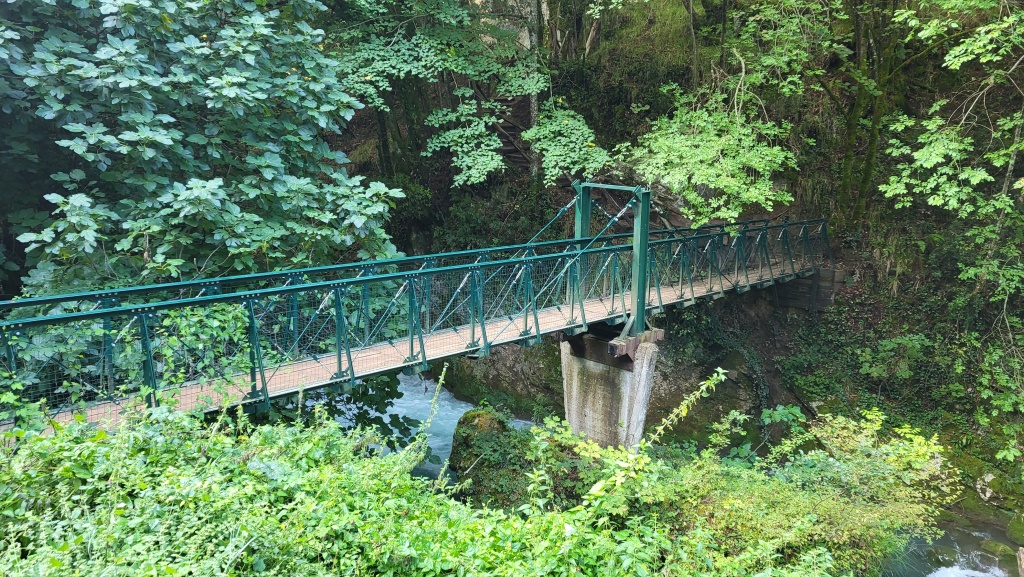 wir machen einen kleinen Abstecher zum See und überqueren den Aniene auf einer kleinen Eisenbrücke