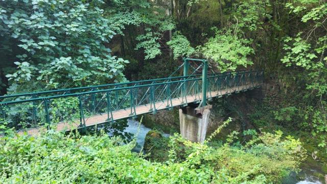 wir machen einen kleinen Abstecher zum See und überqueren den Aniene auf einer kleinen Eisenbrücke