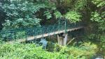 wir machen einen kleinen Abstecher zum See und überqueren den Aniene auf einer kleinen Eisenbrücke