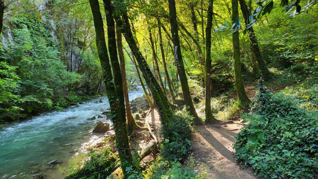 wir folgen den ausgeschilderten Pfad und dem Fluss...