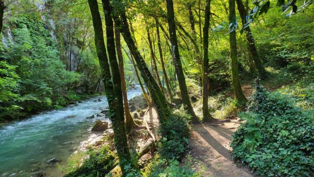 wir folgen den ausgeschilderten Pfad und dem Fluss...