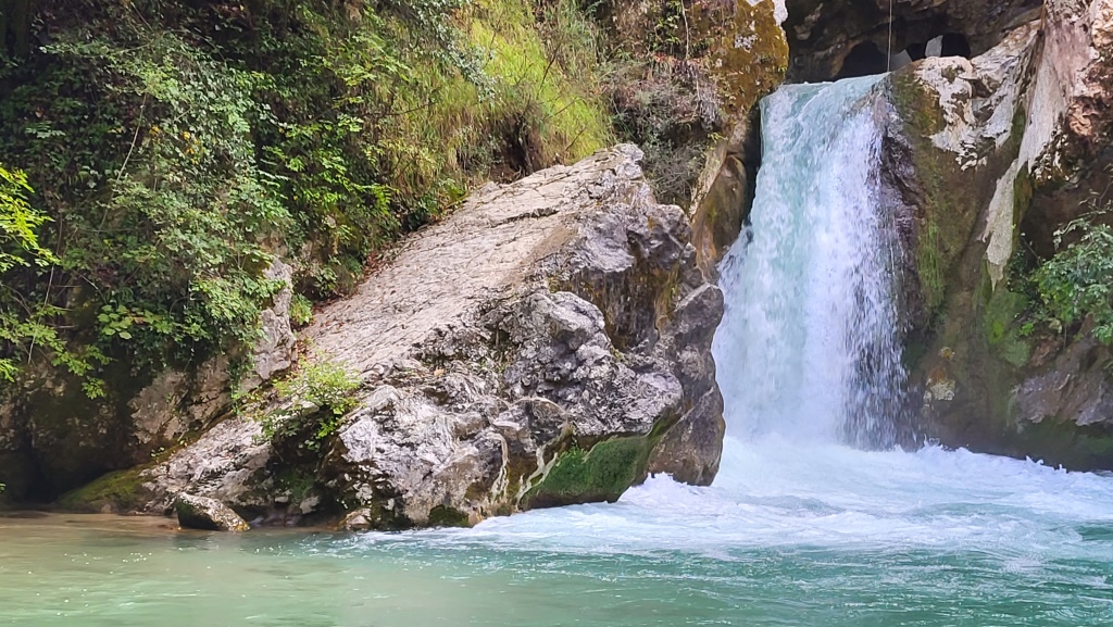 ...das von einem kleinen Wasserfall mit herrlich klarem Wasser gespeist wird erreichen