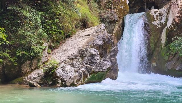 ...das von einem kleinen Wasserfall mit herrlich klarem Wasser gespeist wird erreichen