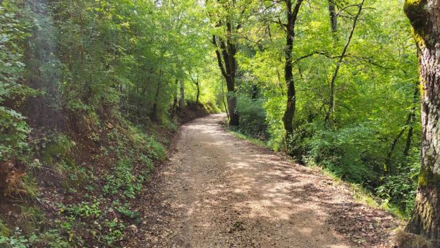 vom Hauptweg könnte man zum DOrf Jenne aufsteigen. Wir wandern weiter Richtung Trevi nel Lazio