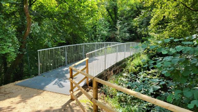 über eine neu erstellte Brücke, überqueren wir die Aniene...