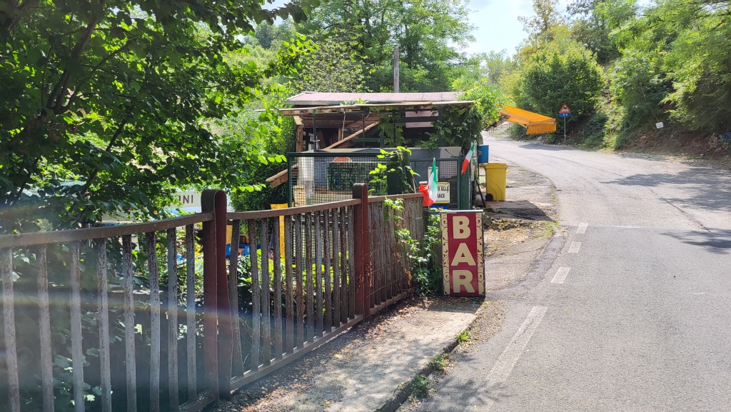 ...und stossen kurz danach auf die Provinzstrasse. Bei einer Bar legen wir eine Pause ein