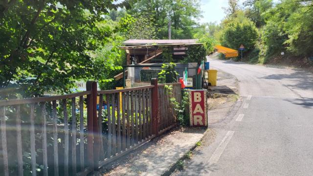 ...und stossen kurz danach auf die Provinzstrasse. Bei einer Bar legen wir eine Pause ein