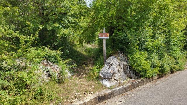 nach der Pause folgen wir der Strasse die nach Trevi nel Lazio führt. Kurz danach biegt unser Weg links ab