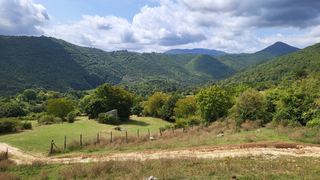 der Blick schweift über den Regionalpark Monti Simbruini