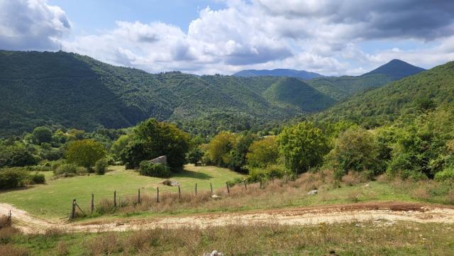 der Blick schweift über den Regionalpark Monti Simbruini