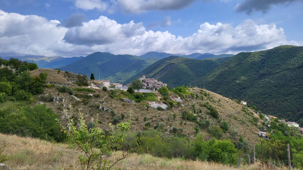 ...bis sich vor uns Trevi nel Lazio zeigt, umrahmt von den Monti Simbruini, den Monti Ernici und den Monti Cantari