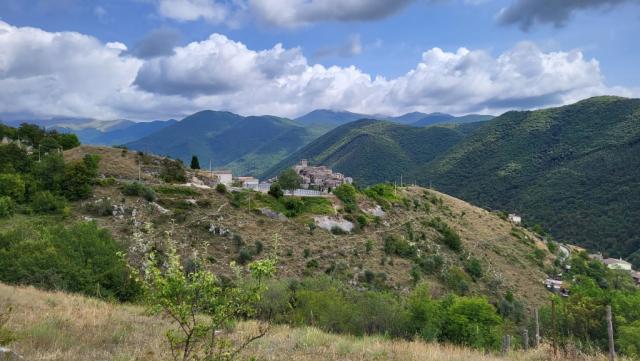 ...bis sich vor uns Trevi nel Lazio zeigt, umrahmt von den Monti Simbruini, den Monti Ernici und den Monti Cantari