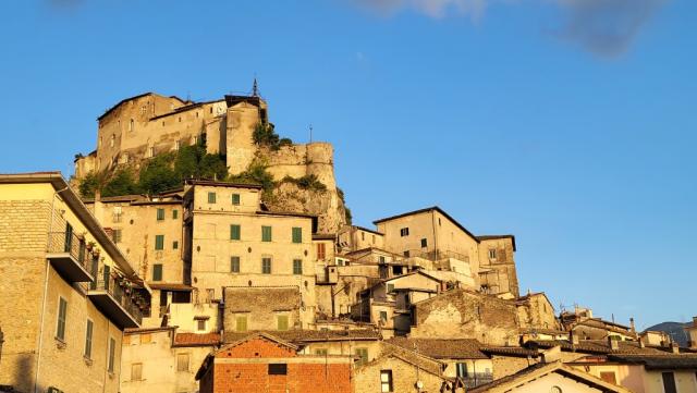 die pittoresken Häuser der Altstadt von Subiaco umrahmen den Felsen Rocca dei Borgia bis zur Bergkuppe hinauf
