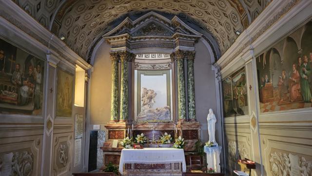 die Kirche wurde zwischen 1685 und 1690 erbaut und beherbergt eine wertvolle marmorne Skulptur von Bernini