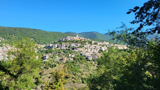 auf der anderen Talseite des Aniene trohnt auf einem Hügel Trevi nel Lazio mit der Burg der Caetani