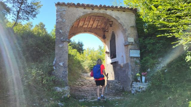 bei der Kapelle Santa Maria della Portella. Der Wanderweg führt genau hindurch