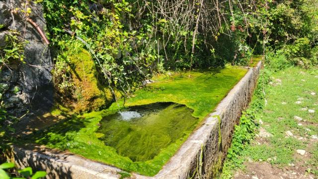 vorbei an einer uralten Brunnentränke...