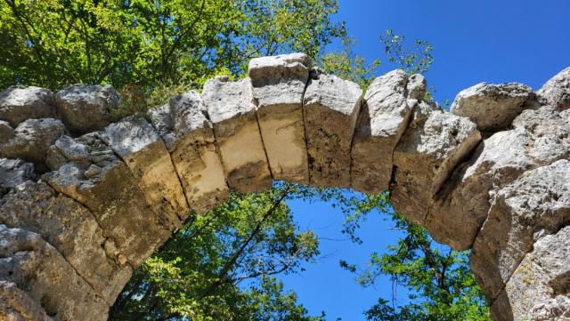 gebaut wurde er aus grossen Blöcken aus kompaktem Kalkstein  die ineinandergreifend und ohne Mörtel gesetzt wurden