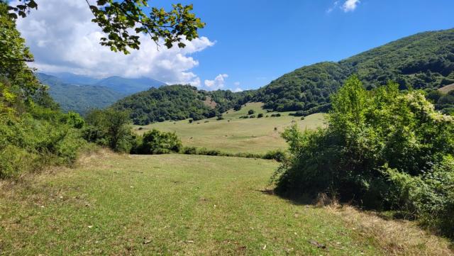 der Wanderweg verliert sich zunehmend, und Wegweiser sind nur spärlich vorhanden