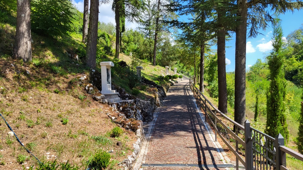 über den Kreuzweg verlassen wir das Heiligtum und folgen dem Pfad, der uns weiter den Hang hinaufführt