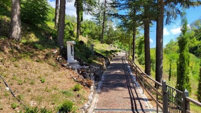 über den Kreuzweg verlassen wir das Heiligtum und folgen dem Pfad, der uns weiter den Hang hinaufführt