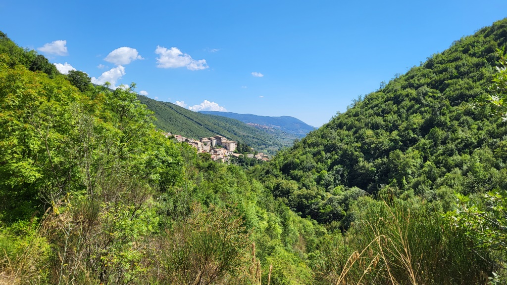 vor uns erhebt sich Guarcino, ein zwischen Bergen und grünen Wäldern erbautes Dorf