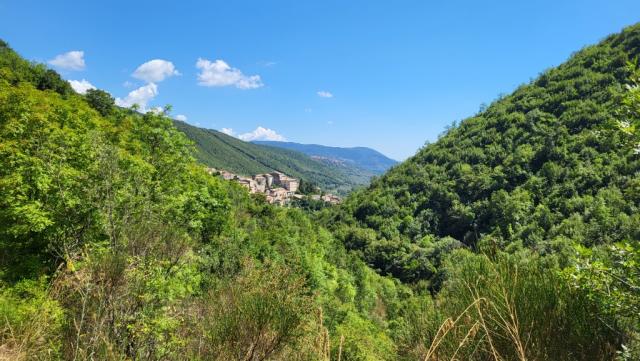 vor uns erhebt sich Guarcino, ein zwischen Bergen und grünen Wäldern erbautes Dorf