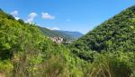 vor uns erhebt sich Guarcino, ein zwischen Bergen und grünen Wäldern erbautes Dorf