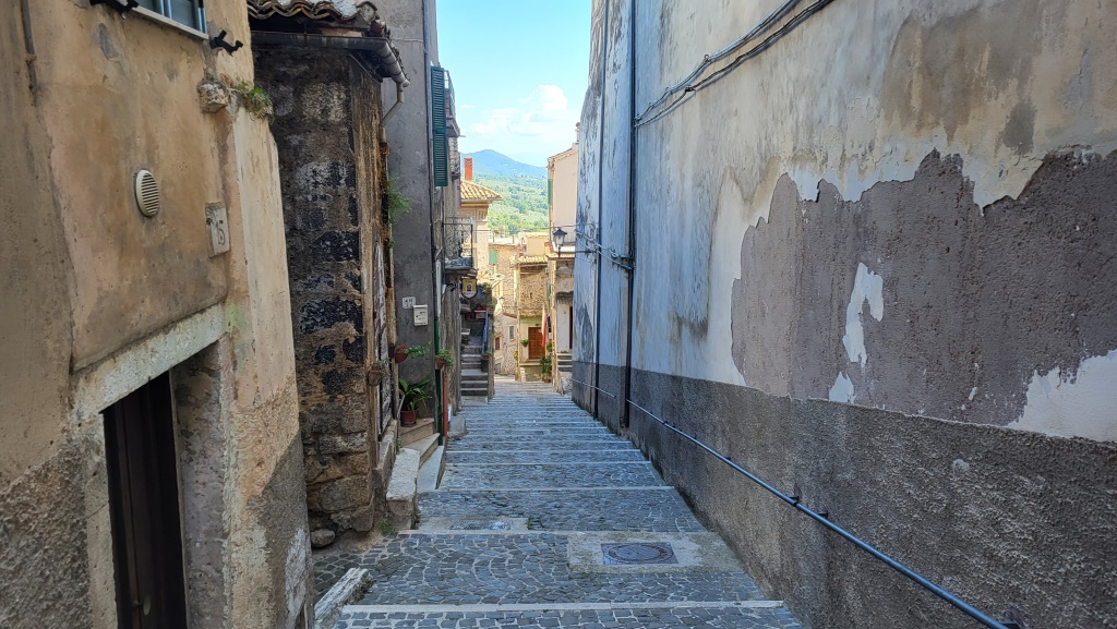 wir durchqueren die Altstadt von Guarcino