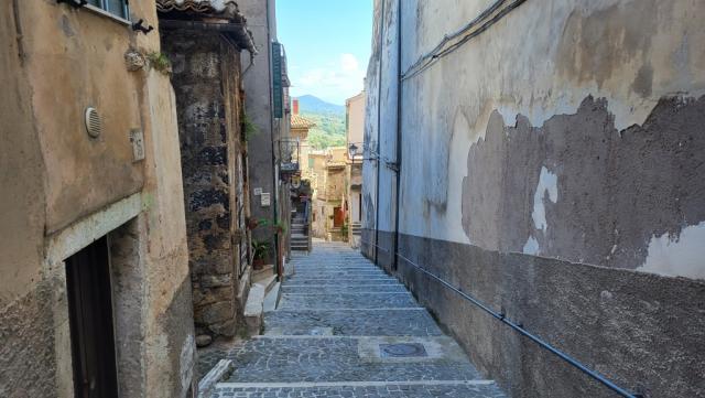 wir durchqueren die Altstadt von Guarcino