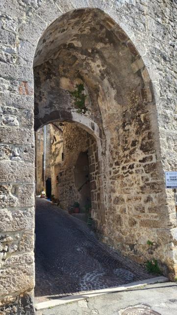 durch eines der vielen Stadttore, treten wir in die Altstadt hinein