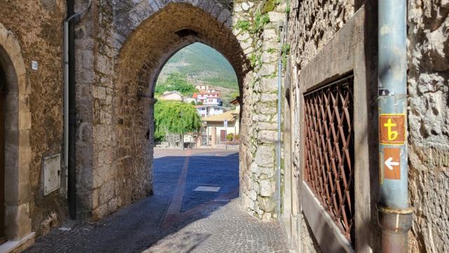 über ein Stadttor, wie sollte es anders sein, verlassen wir die historische Altstadt