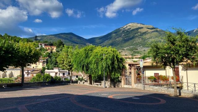 vom Platz vor der Stadtmauer hat man eine sehr schöne Aussicht auf die umliegenden Berge...