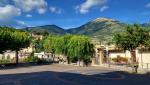 vom Platz vor der Stadtmauer hat man eine sehr schöne Aussicht auf die umliegenden Berge...