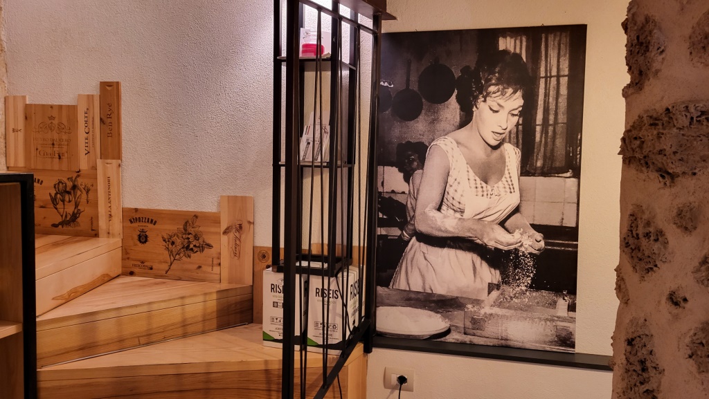 Gina Lollobrigida wurde in Subiaco geboren und ist in Rom gestorben. Im Friedhof von Subiaco ist sie begraben