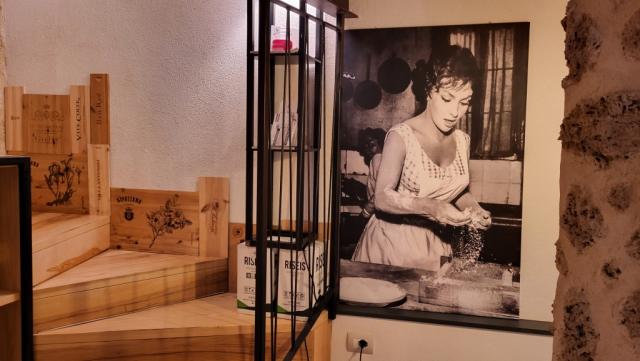 Gina Lollobrigida wurde in Subiaco geboren und ist in Rom gestorben. Im Friedhof von Subiaco ist sie begraben