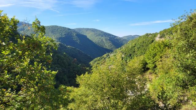 wir blicken in das Fiume-Tal und zu den Monti Ernici
