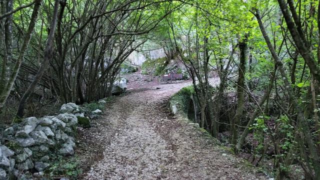...bis wir an einen Bach kommen, den wir auf einer Brücke aus römischer Zeit überqueren