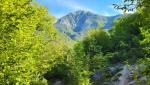 links von uns erheben sich hohe Berge