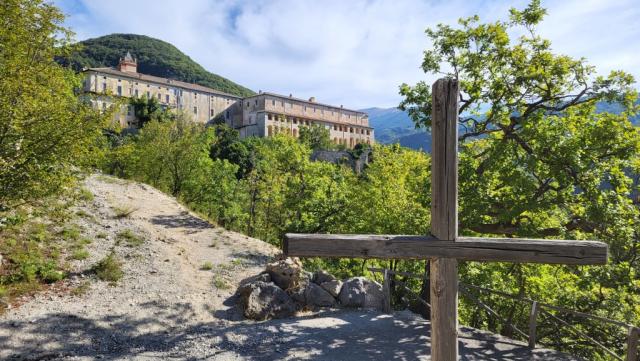 nahe der Certosa di Trisulti wollten wir die in einer Höhle gebaute Wallfahrtskirche Madonna delle Cese besuchen