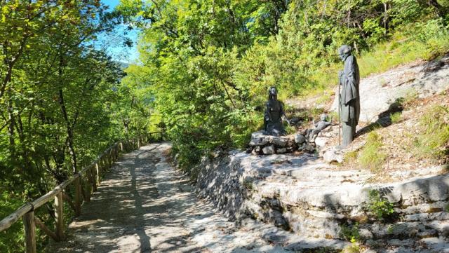 leider ist der steile, aber gut ausgebaute Weg hinunter zur Grotte wegen akuter Steinschlaggefahr gesperrt