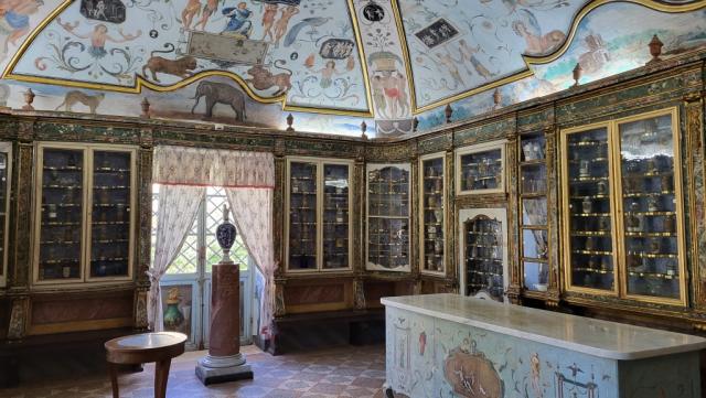 wir besuchen die Apotheke wo bis in jüngerer Zeit Arzneimittel und Liköre hergestellt wurden